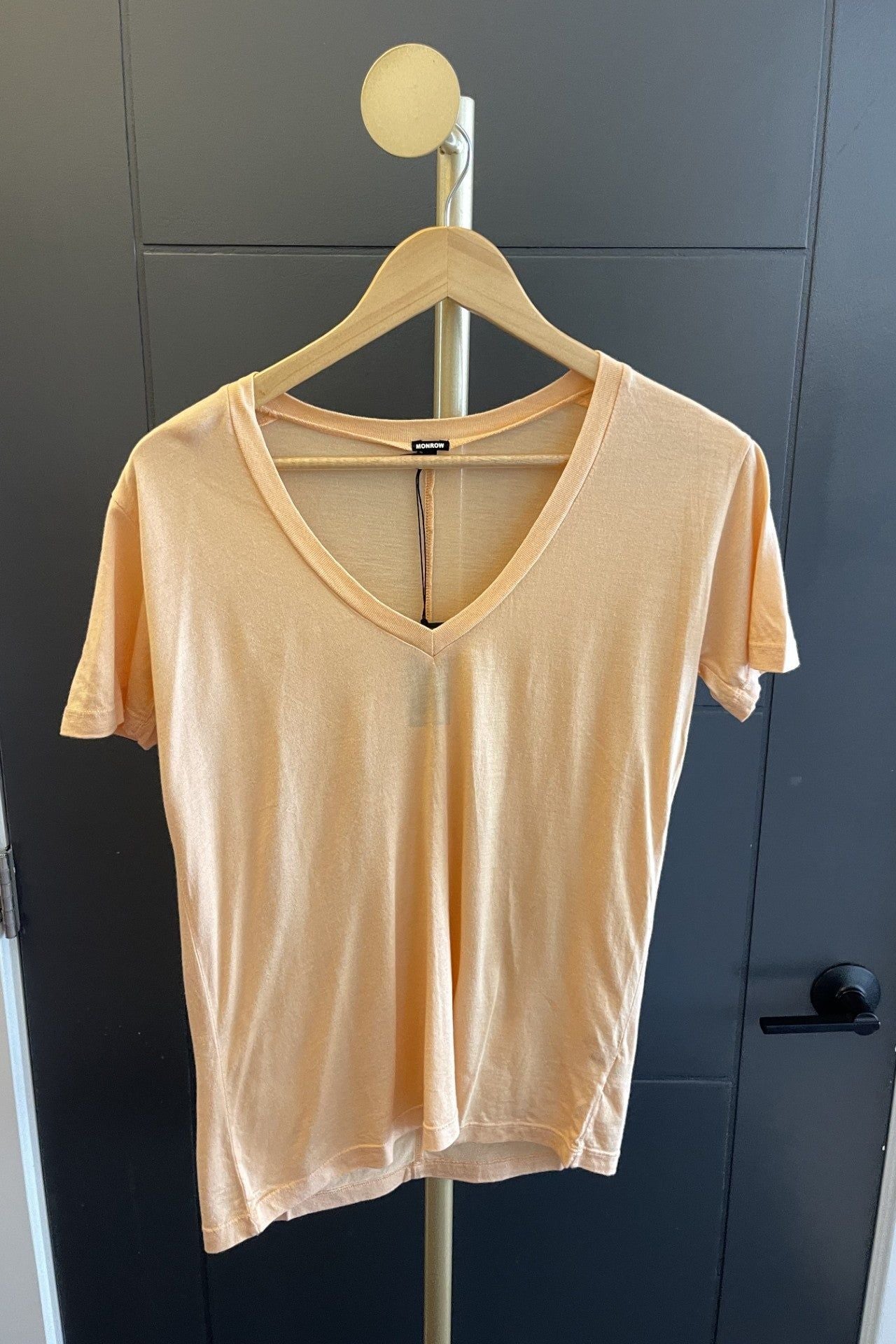 MONROW - Relaxed V-Neck in Apricot