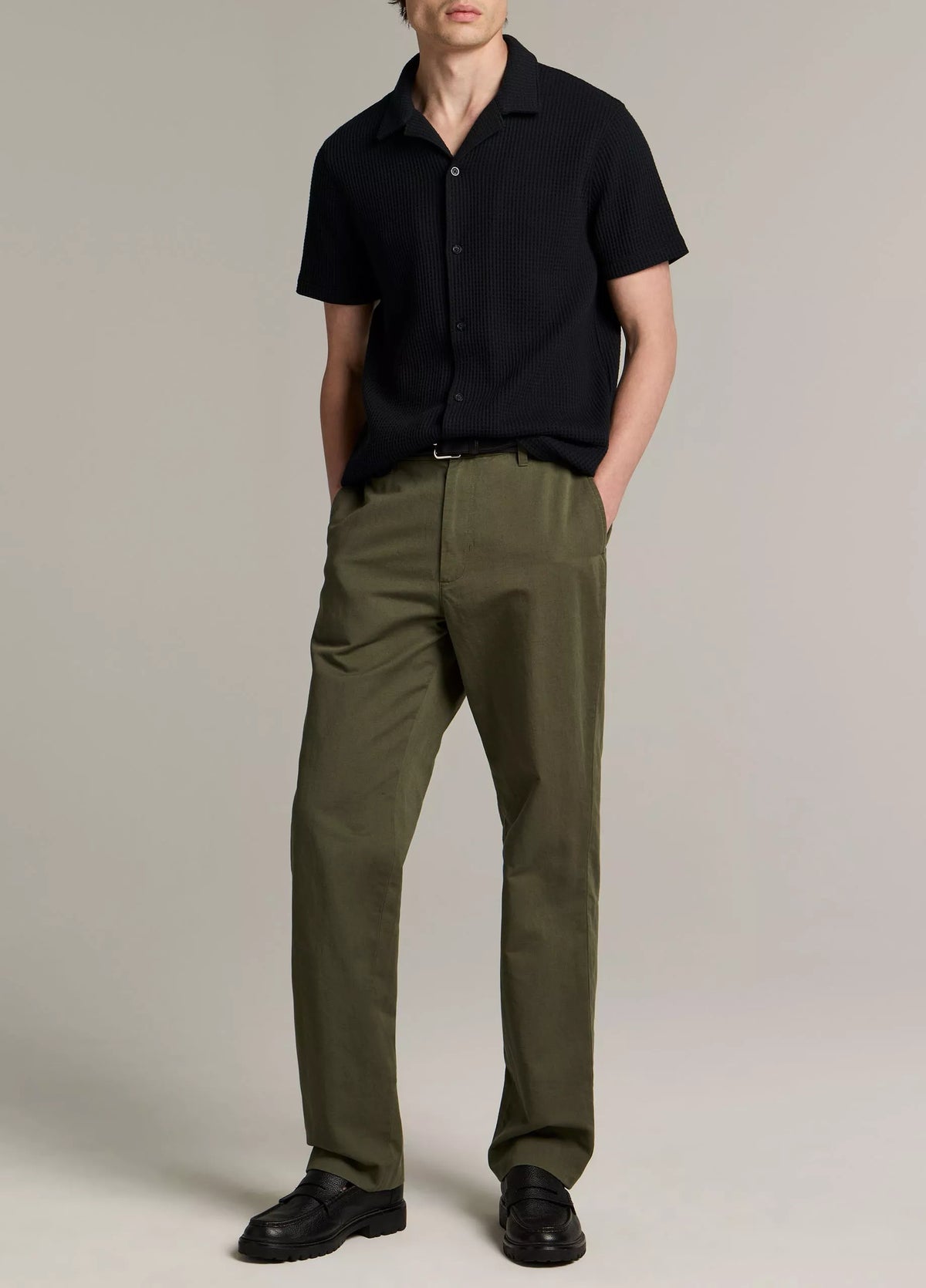 Vince - Men's The Louie Relaxed Cotton-Linen Chino Pant in Green