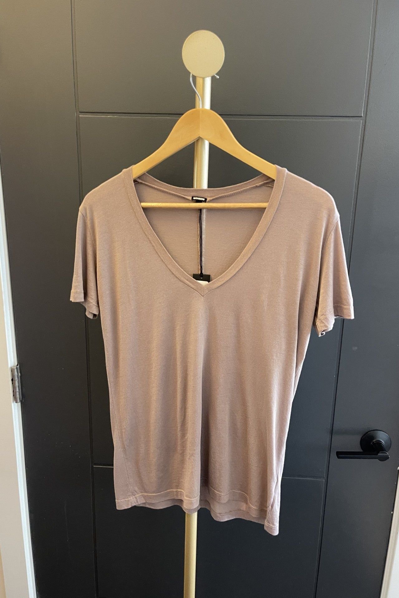MONROW - Relaxed V-Neck in Pecan